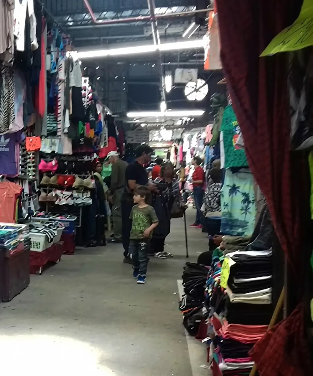 Gente en el pasillo de un paseo de compras