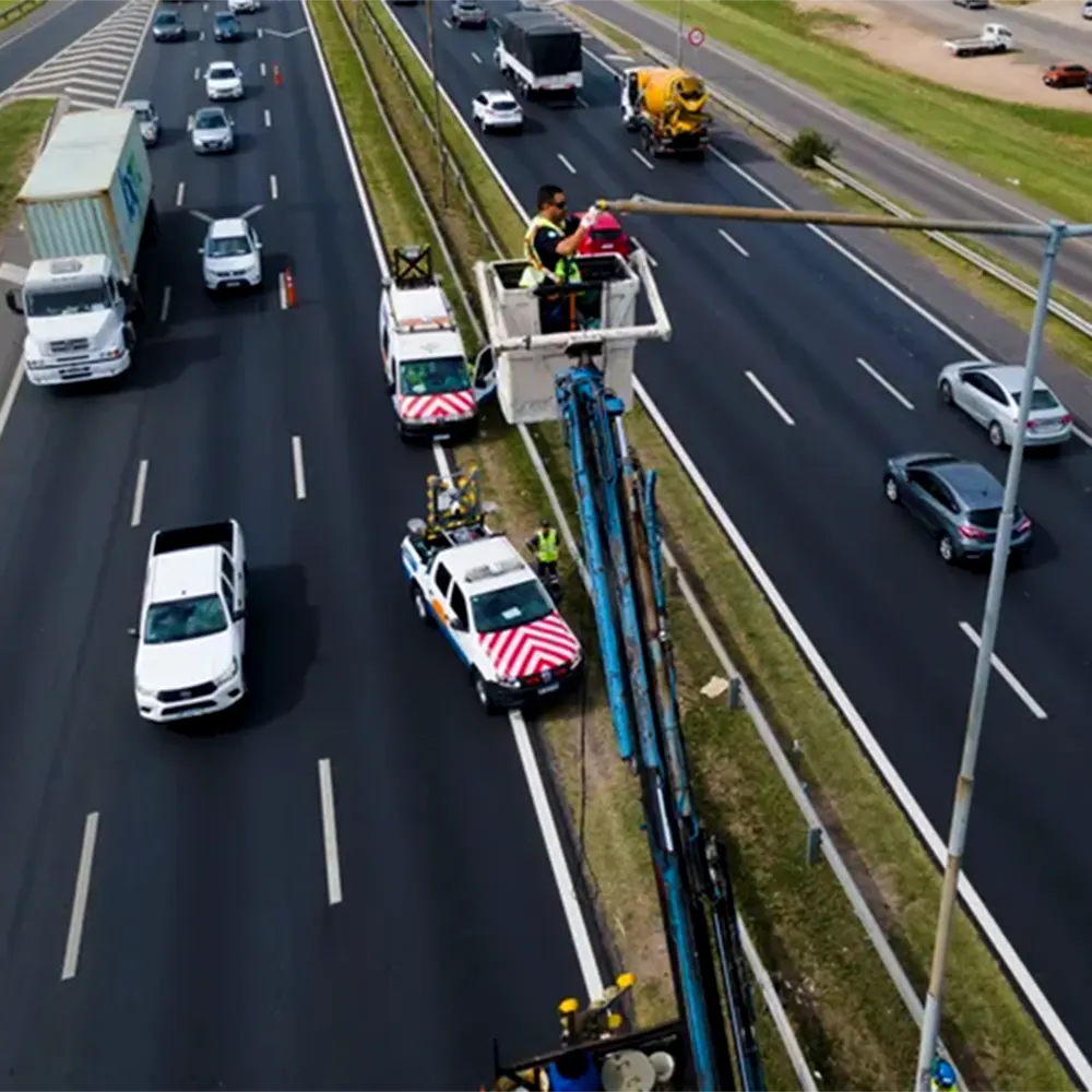 Personal de Autopistas de Sol cambiando las luces.