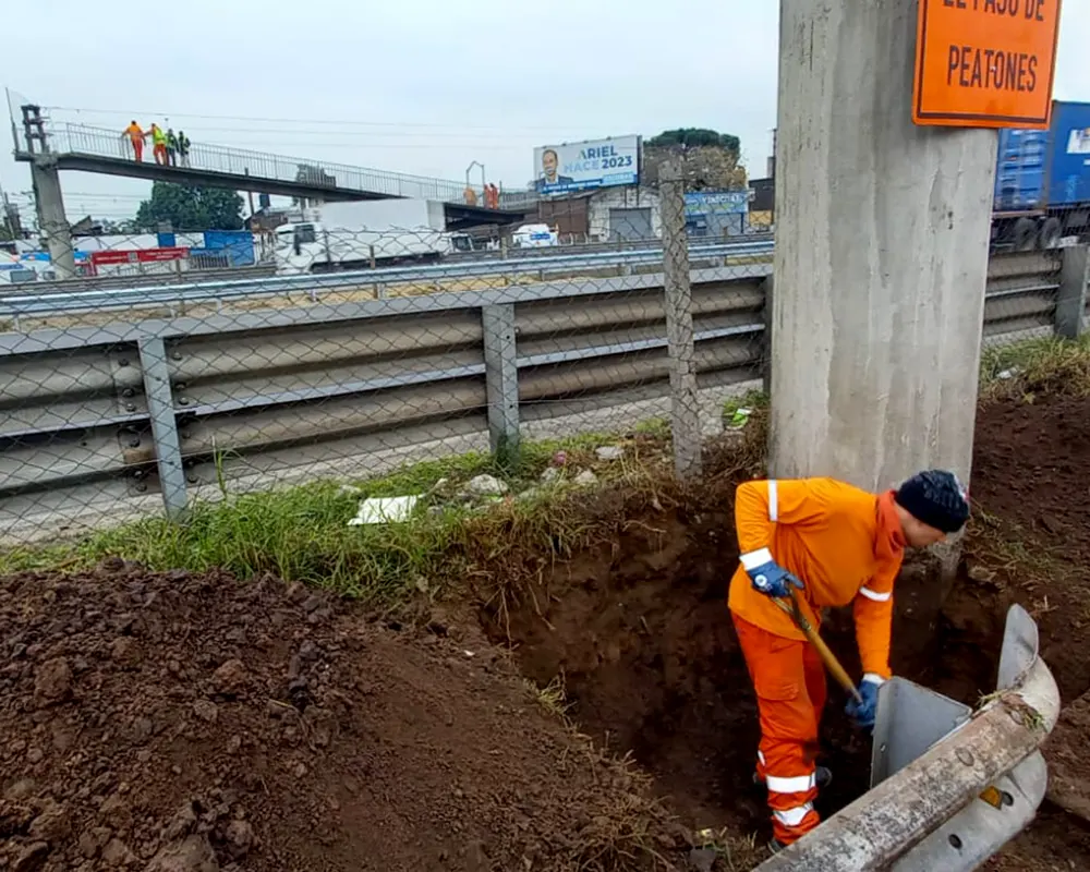 Personal de Autopistas del Sol trabajando en el nuevo puente peatonal en el kil&oacute;metro 50.