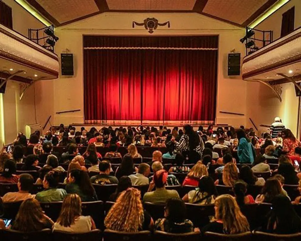 Personas en el Teatro Seminari-Cine Italia.