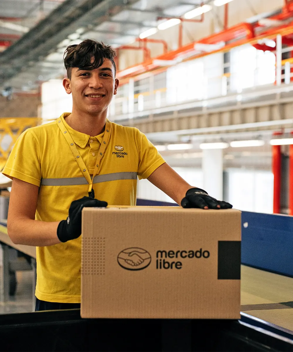 Un joven trabajador con ropa de Mercado Libre