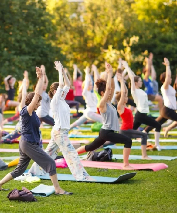 Ejercicios de Yoga la aire libre.