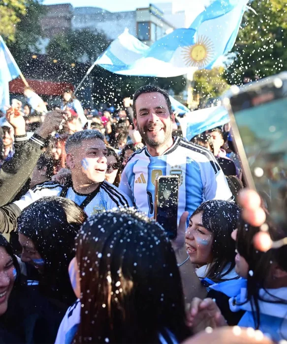 Ariel Sujarchuk en los festejos en la plaza de Escobar