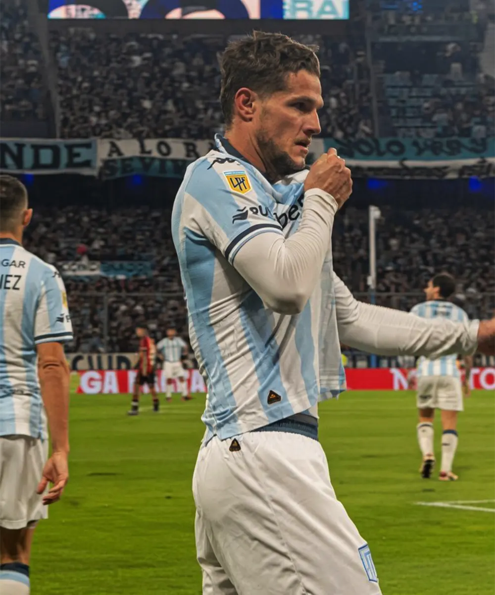 Bruno Zuculini besando la camiseta de Racing