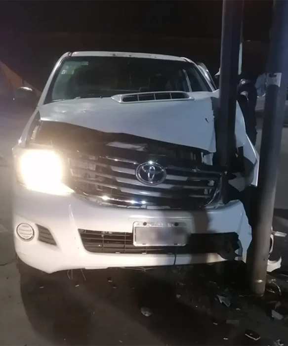 La camioneta sufri&oacute; importantes da&ntilde;os en su parte frontal.