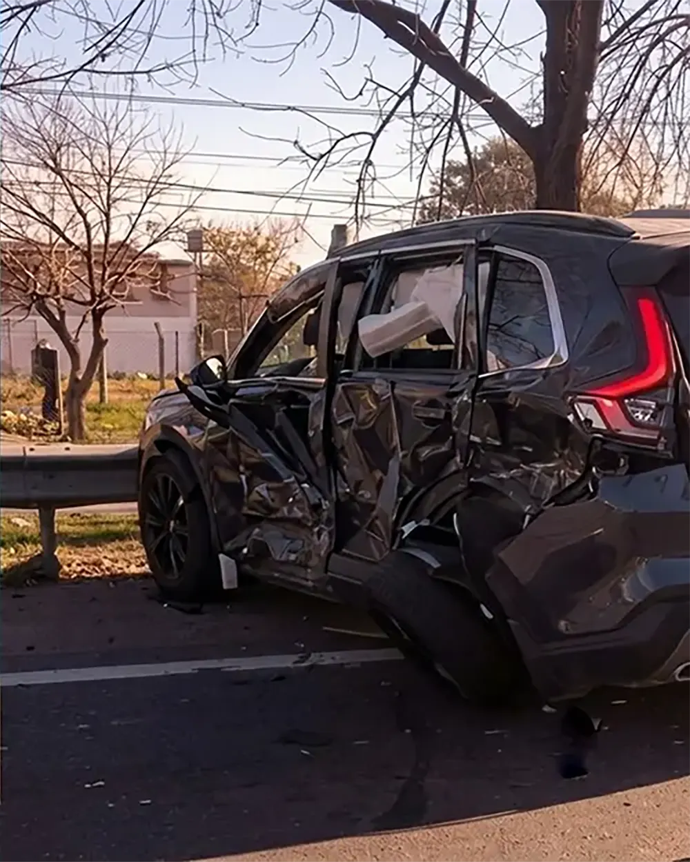 La Honda CR-V  que circulaba marcha atr&aacute;s, chocada a un costado de la autopista
