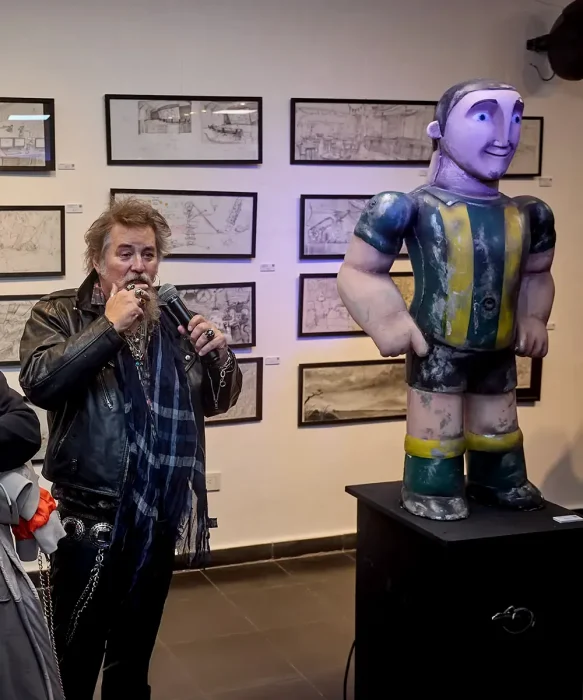Nelson Luty expone su arte en la sala del Concejo Deliberante. 