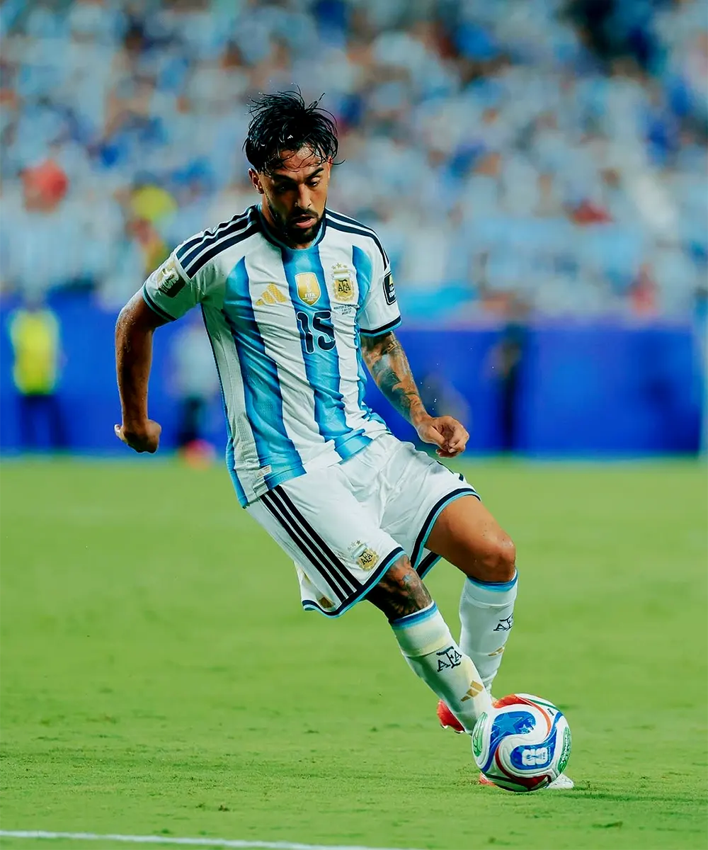 Nicol&aacute;s Gonz&aacute;lez con la pelota en el partido ante Suiza