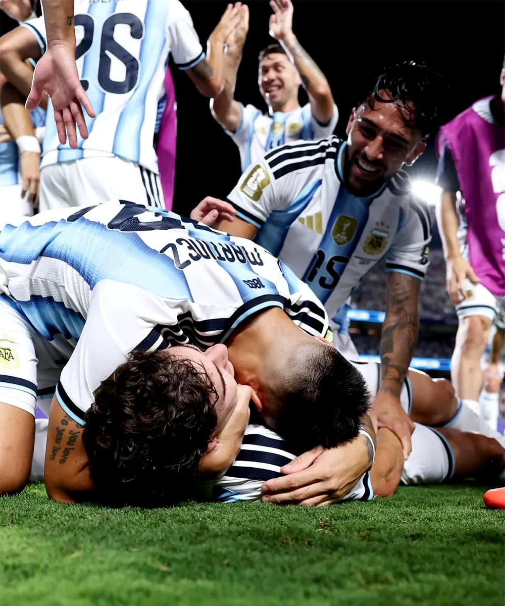 Nicol&aacute;s Gonz&aacute;lez celebra el segundo gol de Argentina con sus compa&ntilde;eros