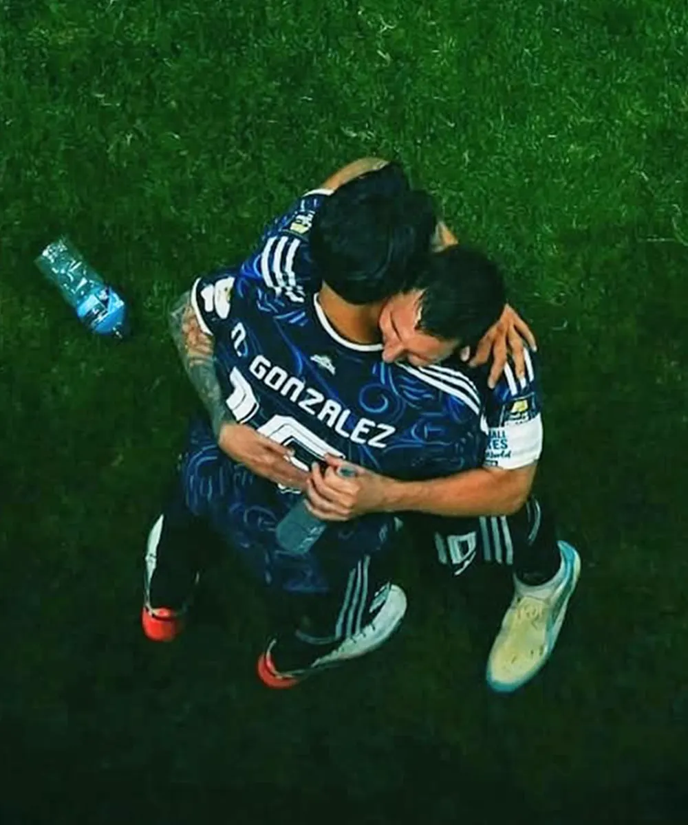 Nicol&aacute;s Gonz&aacute;lez abrazado a Lionel Messi tras el triunfo ante Inglaterra