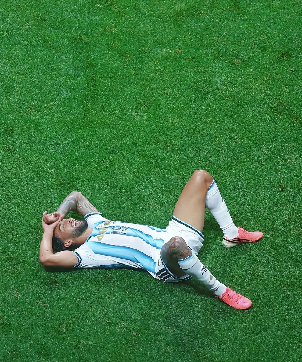 Tendido en el césped de la cancha, el escobarense celebra la memorable victoria argentina ante Egipto
