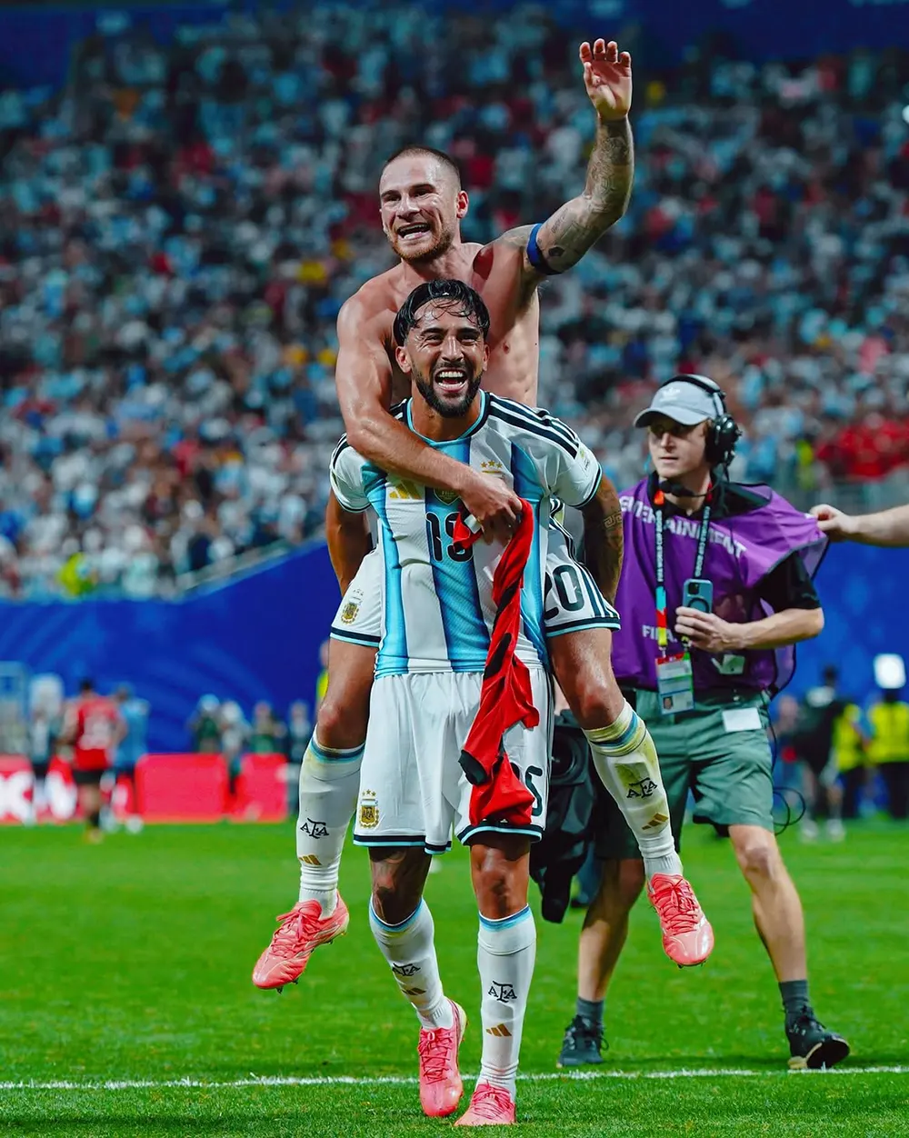 Nicolás González festeja junto a Alexis Mac Allister el angustiante triunfo ante Egipto.