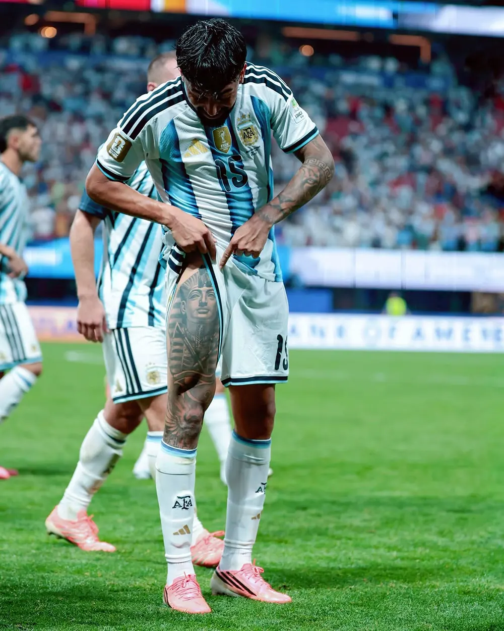 González muestra un tatuaje del faraón egipcio Tutankamón en su pierna izquierda.