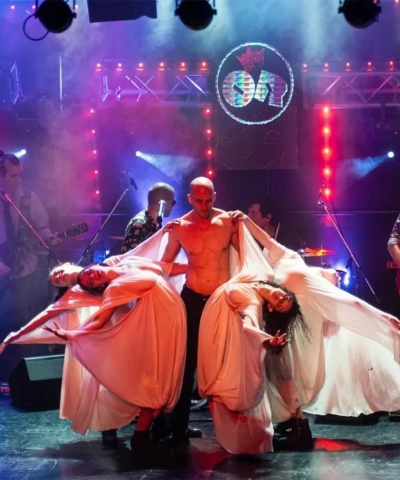 Elenco de Una obra redonda sobre escenario con sus bailar&iacute;nes.