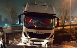 Dos camiones protagonizaron un accidente en Colectora Oeste.