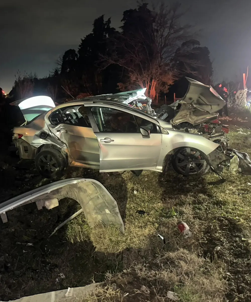 El Peugeot 408 luego del impacto contra en tren en Matheu.