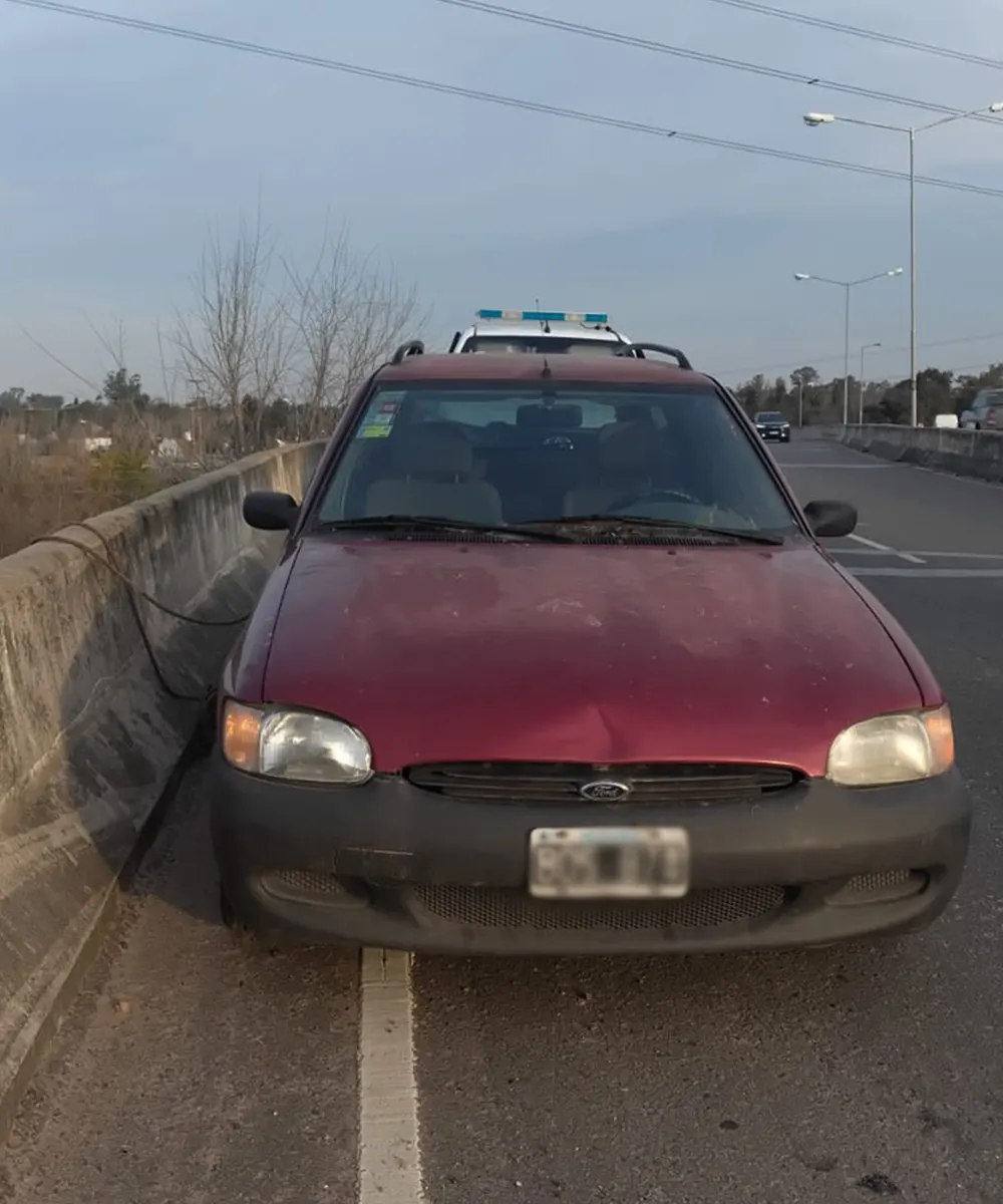 El auto del hombre quedó estacionado a un costado de la colectora este.
