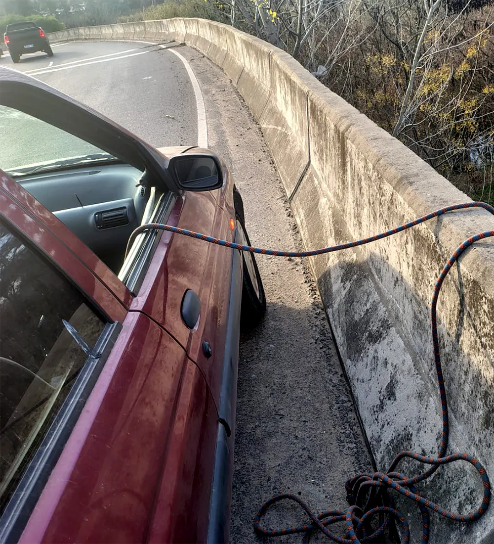 El vehiculo quedó estacionado a un costado de la colectora este.