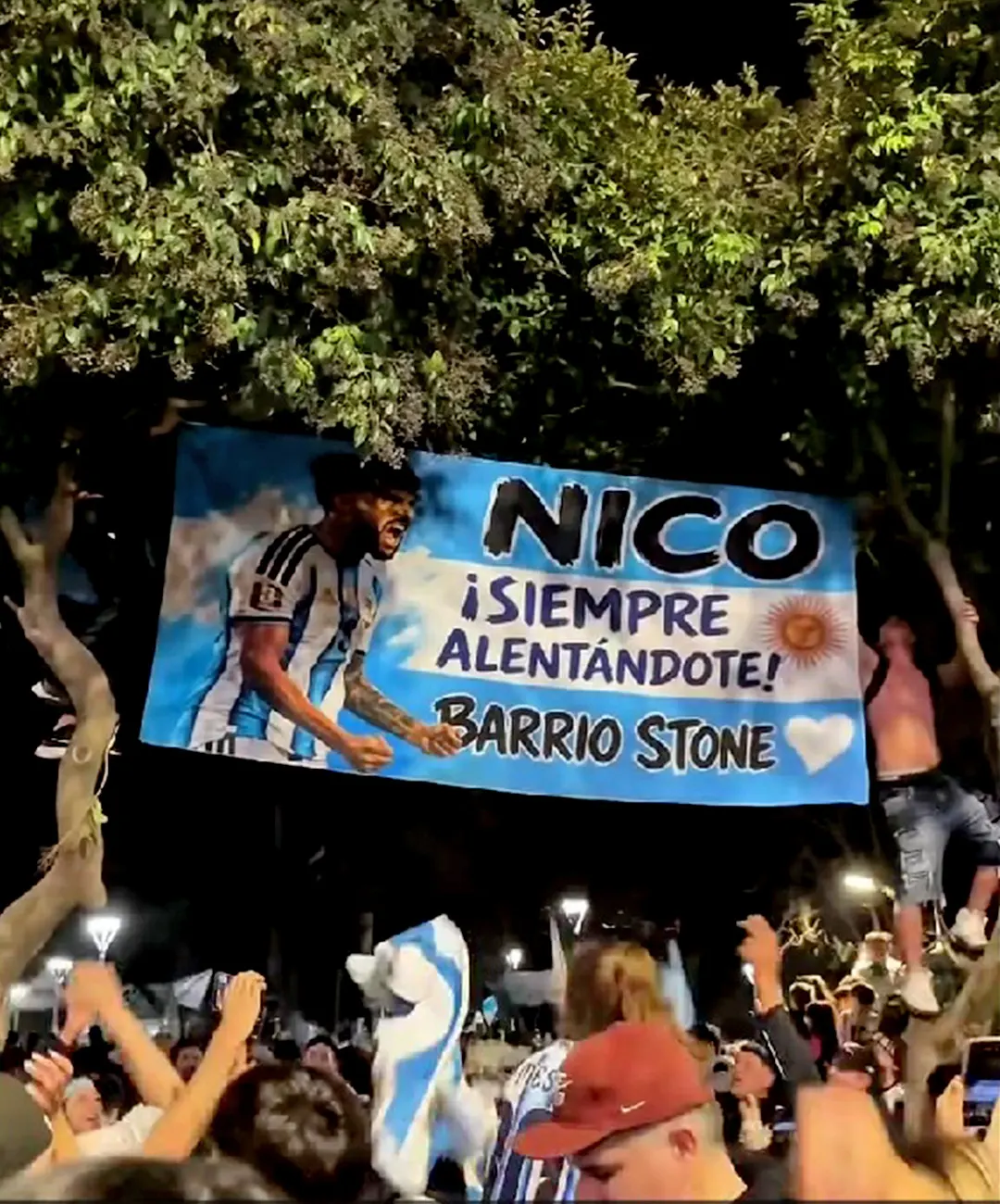 Bandera de apoyo a Nicol&aacute;s Gonz&aacute;lez colgada en la plaza de Escobar