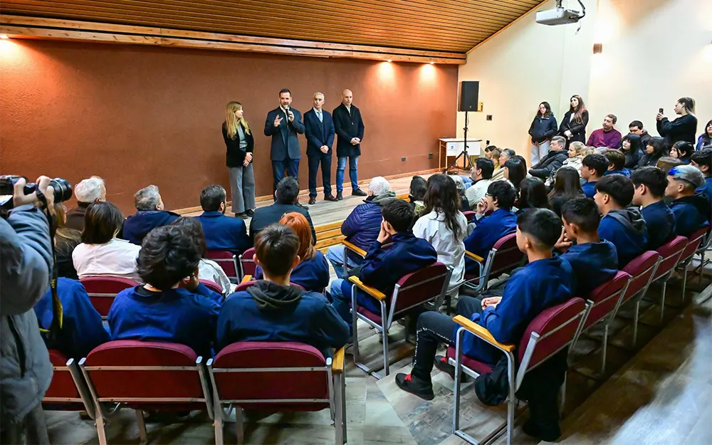 Acto entre autoridades municipales y escuelas en el auditorio de la Escuela Técnica N°1
