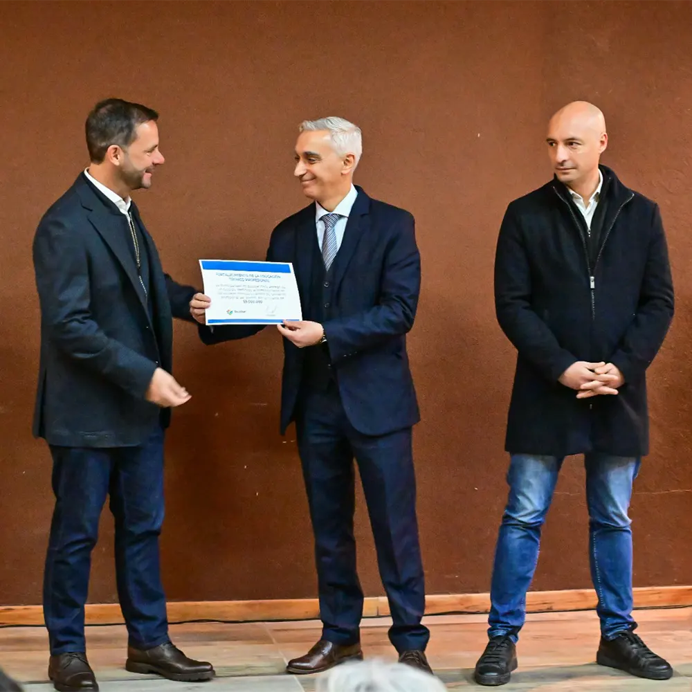 Sujarchuk y el director de la Escuela T&eacute;cnica N&deg;1, Patricio Cardoso