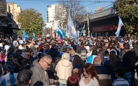 Euforia total en el centro de Escobar por el triunfo de Argentina