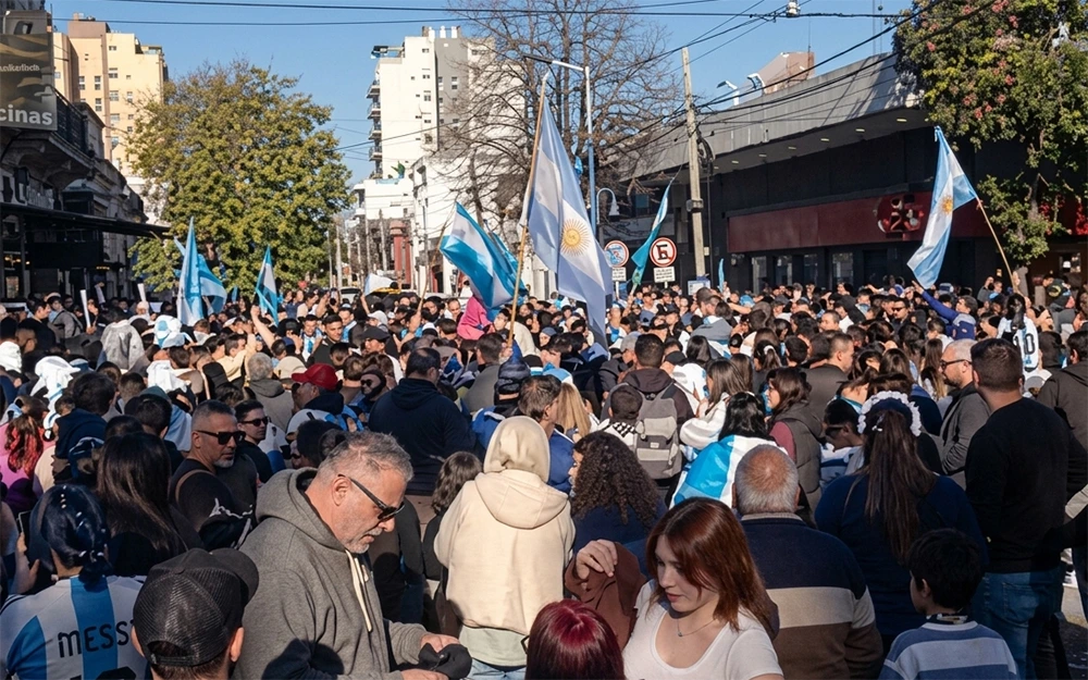 Euforia total en el centro de Escobar por el triunfo de Argentina