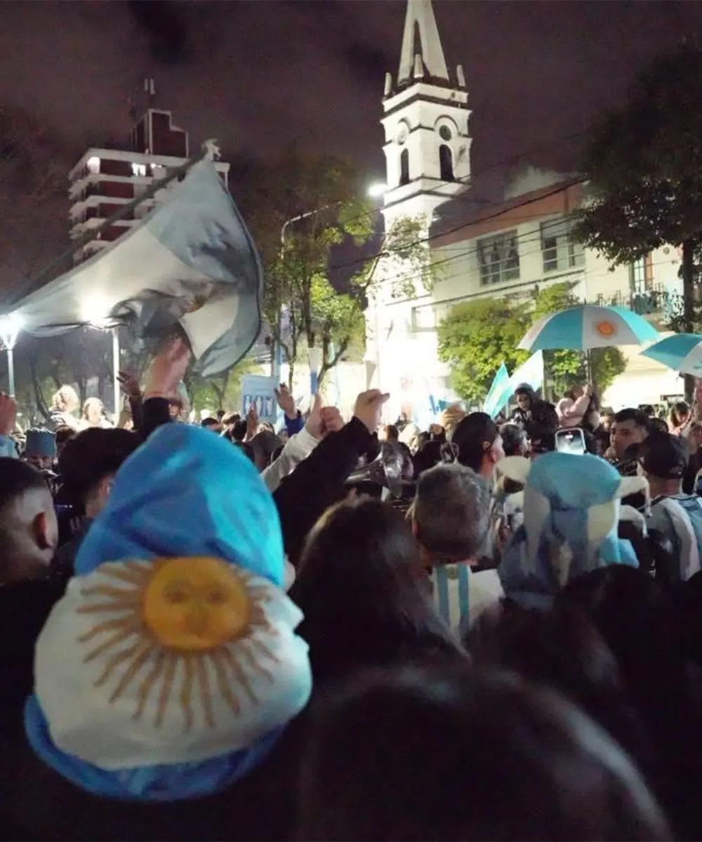Festejos en Escobar tras el triunfo ante Suiza 