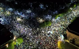 Festejos en la plaza de Escobar por el triunfo de la Selección ante Inglaterra