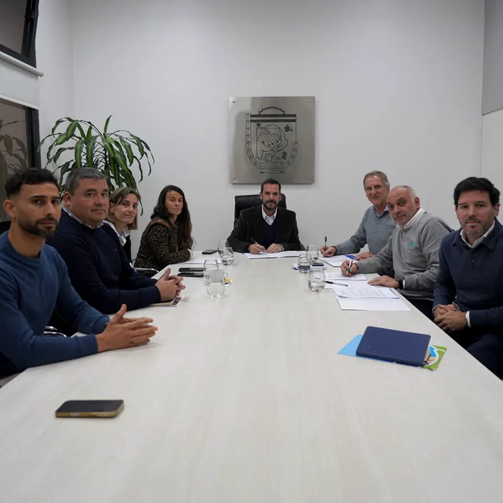 El intendente, funcionarios y representantes de las urbanizaciones que financiar&aacute;n la obra de red de agua corriente en el barrio San Luis