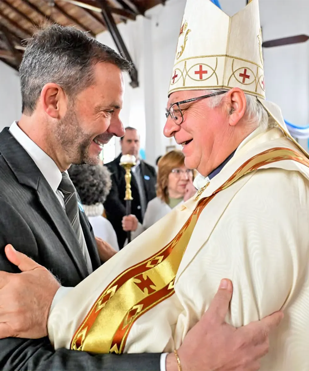 intendente ariel sujarchuk y monse&ntilde;or Pedro Mar&iacute;a Laxague