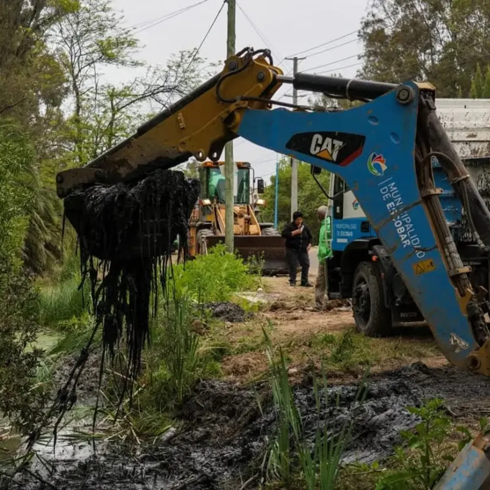 Personal municipal trabajando en el districto ante la llegada de El Ni&ntilde;o.