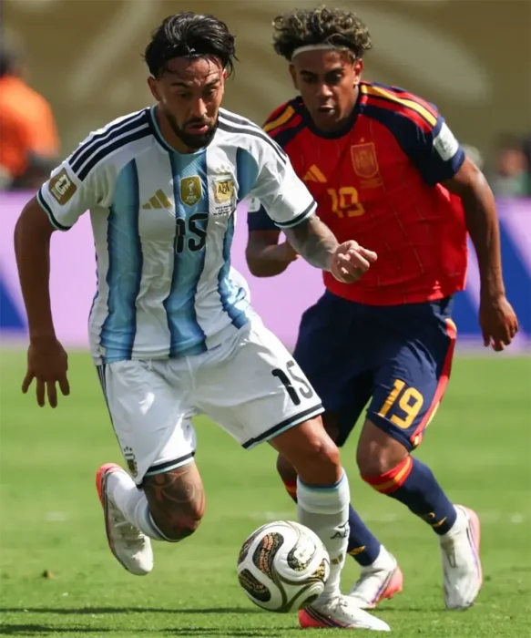 Nicolás González disputa una pelota con Lamine Yamal.