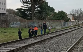 Personal policial en las vías del tren, donde se encontró el cadáver