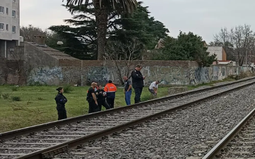 Personal policial en las vías del tren, donde se encontró el cadáver