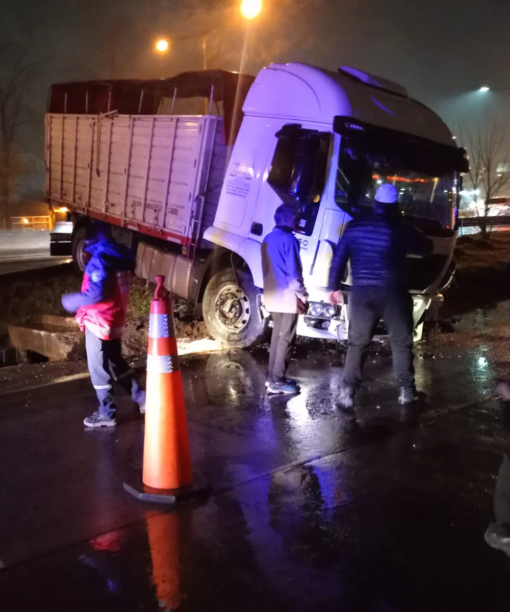 Personal de emergencias en el accidente de los camiones de la Colectora Oeste.