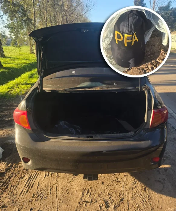 Toyota negro donde huyeron los falsos polic&iacute;as.