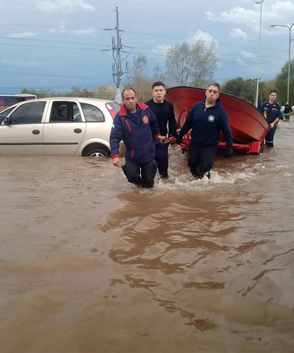 Bomberos rescantan evacuados en temporal