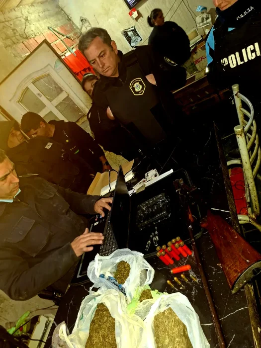 Elementos secuestrados: escopetas, municiones y m&aacute;s de 750 gramos de marihuana. 