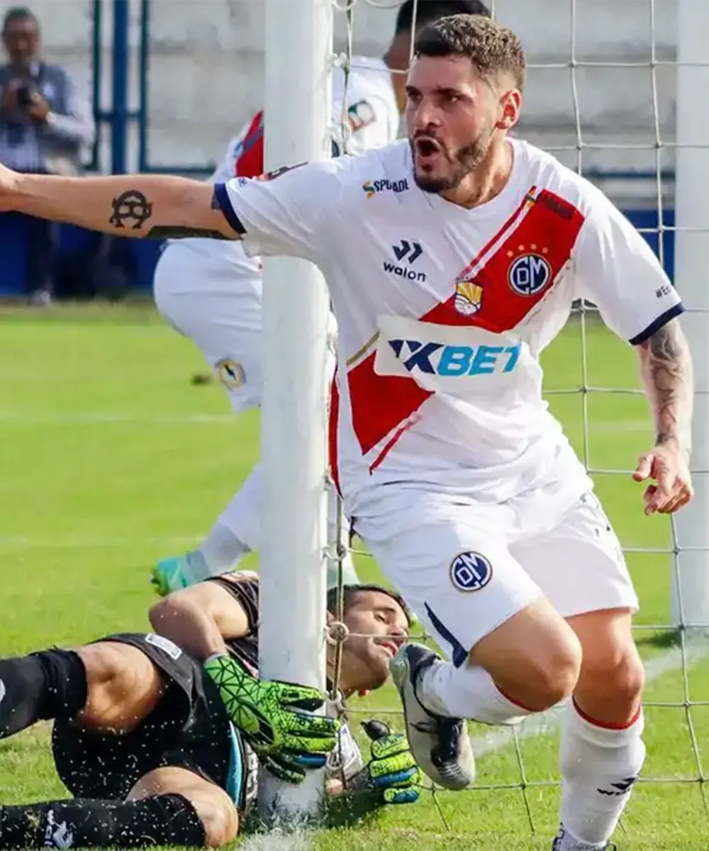 Erustes convierte un gol para Deportivo Municipal de Per&uacute;