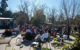 Familiares y vecinos acompañan a los estudiantes de la escuela Arcángel Gabriel.
