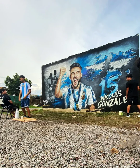 La imagen de un ni&ntilde;o en el potrero representa el origen de Nicol&aacute;s Gonz&aacute;lez y el comienzo de su sue&ntilde;o futbol&iacute;stico.