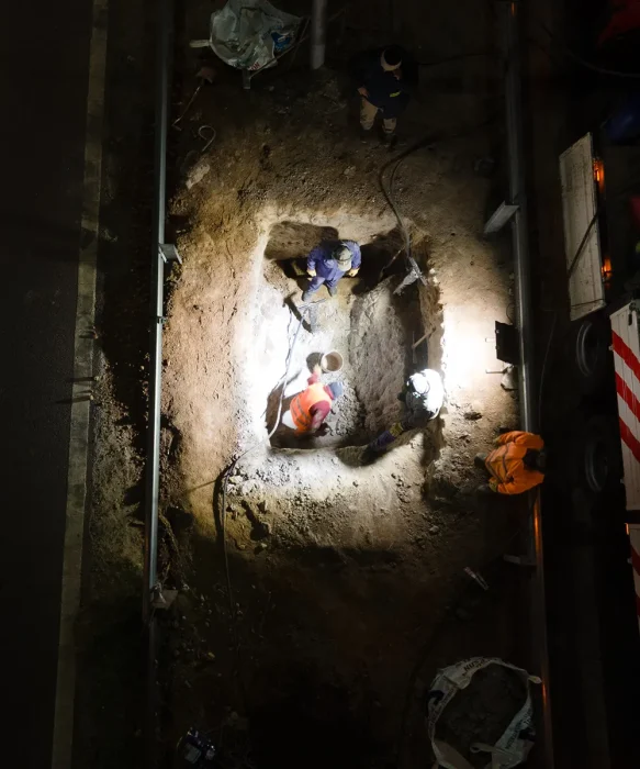 Operario trabajando para la reconstrucci&oacute;n de la pasarela.