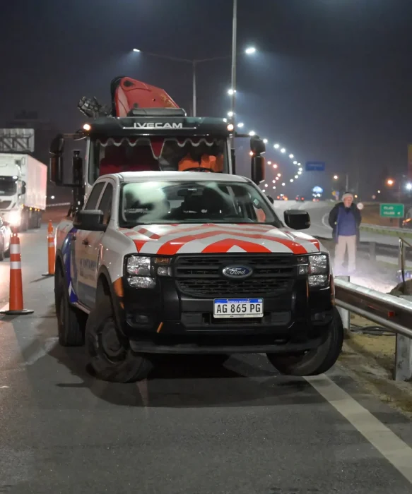 Personal de Autopistas del Sol trabajando en la reconstrucci&oacute;n de la pasarela.