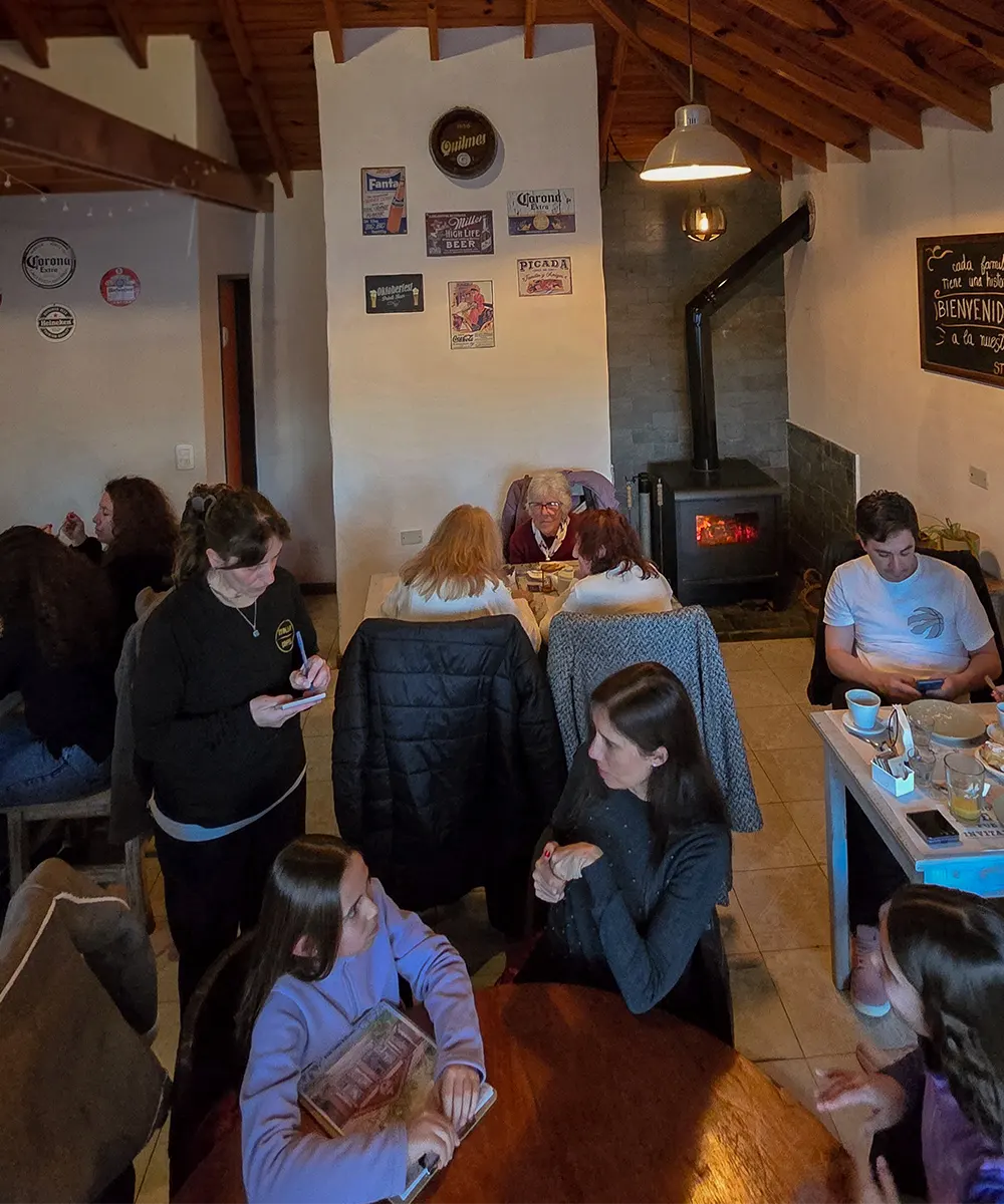 Salón de Stollen, con gente consumiendo en las mesas.