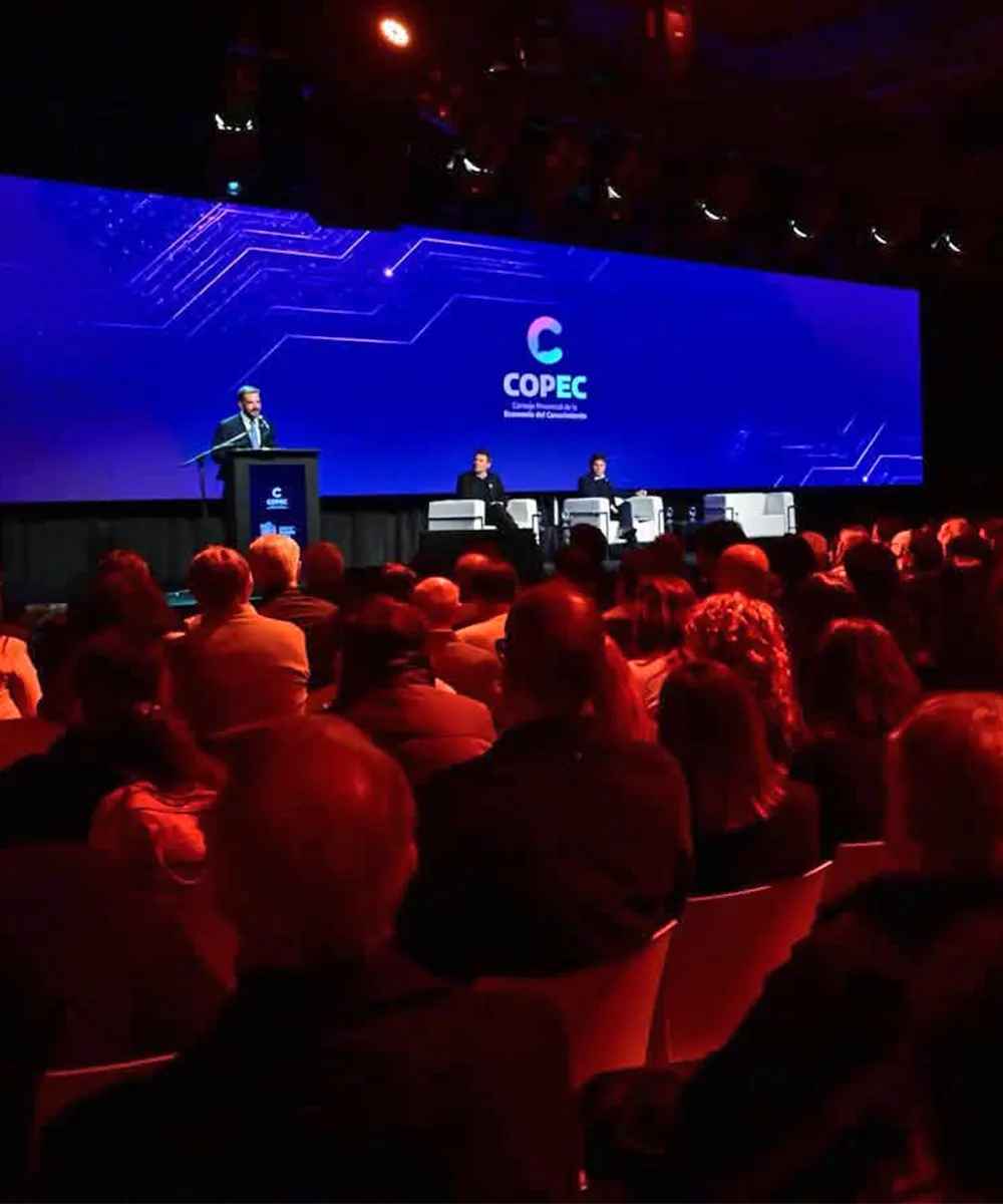 Sujarchuk habla ante el auditorio en el lanzamiento del Consejo Provincial de la Econom&iacute;a del Conocimiento.