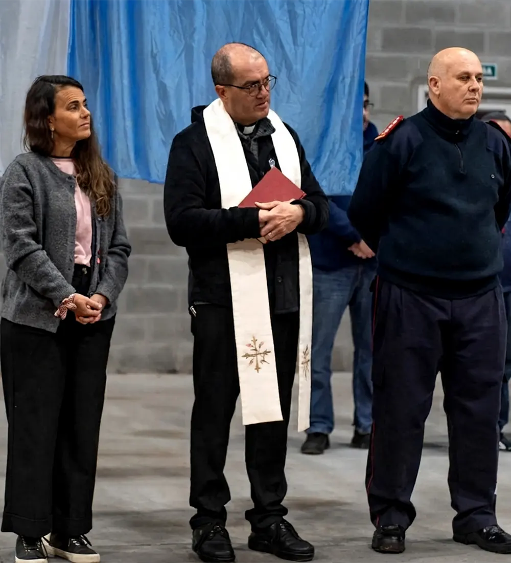 Ver&oacute;nica Sabena y monse&ntilde;or Ariel P&eacute;rez asistieron a la presentaci&oacute;n del nuevo cami&oacute;n de los bomberos.