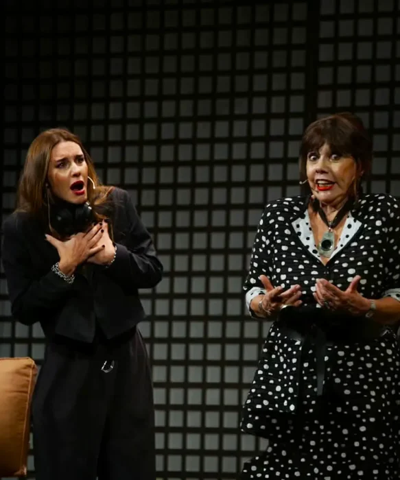 Dos de las protagonistas se denotan muy expresivas. con sus gestos de asombro.