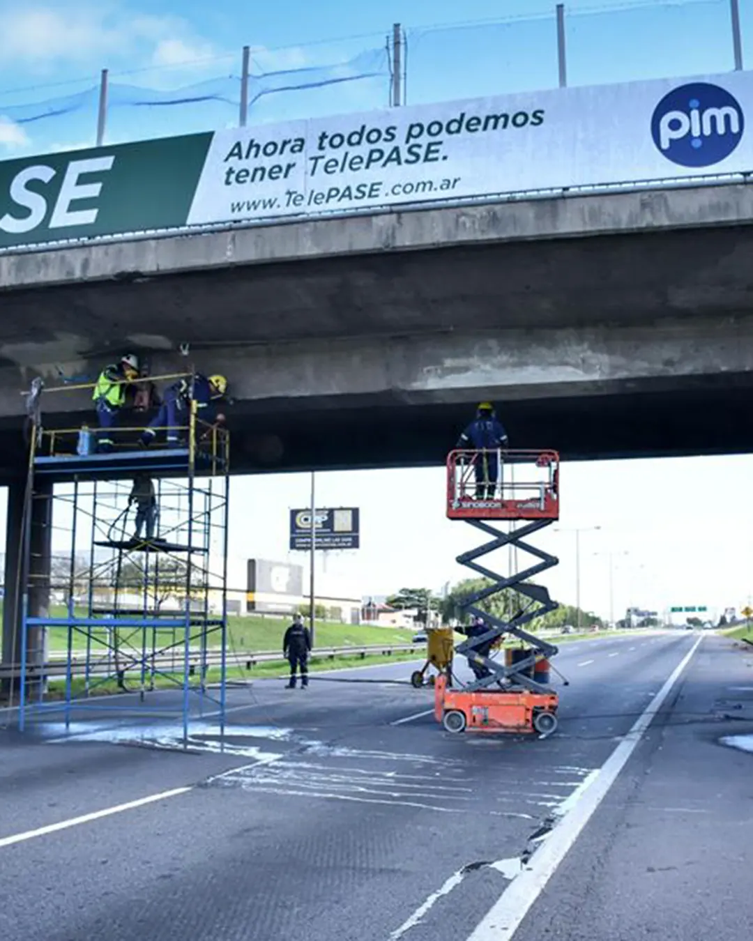 Personal de Autopistas del Sol trabajando en el puente de Gar&iacute;n.