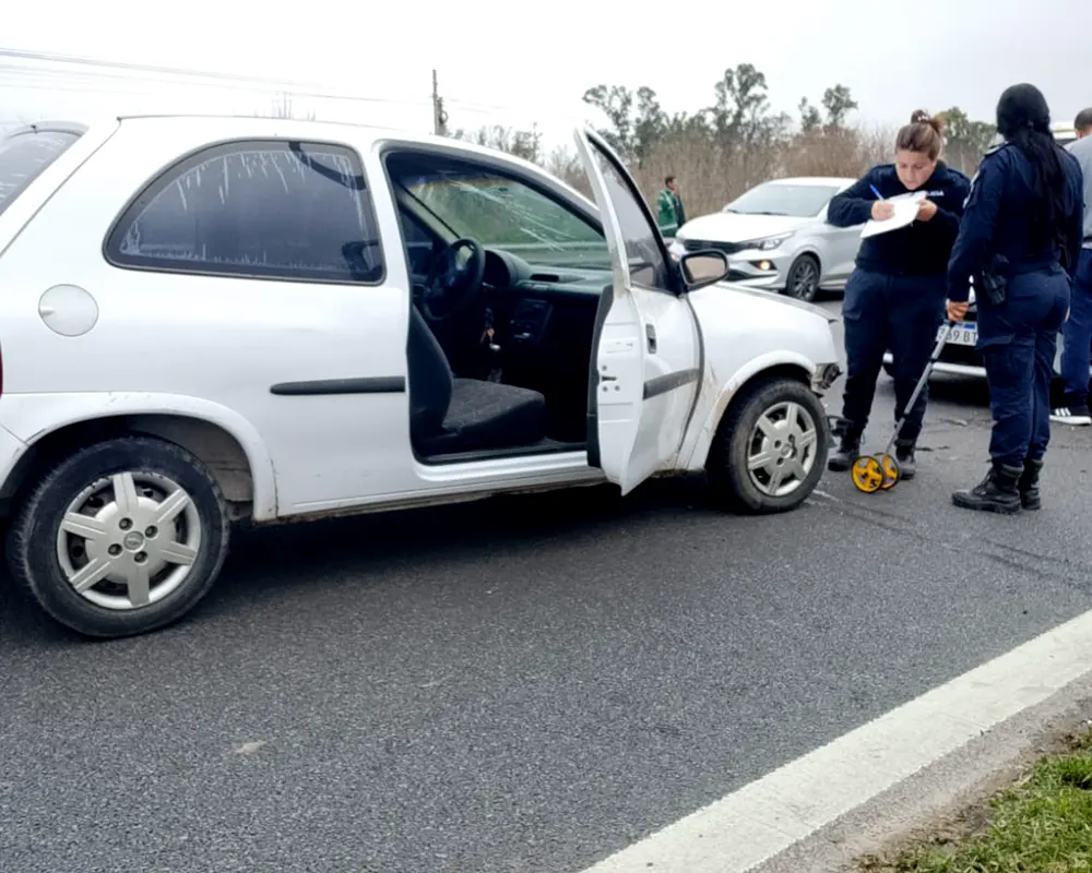 Efectivos policiales tomando datos del vehículo.